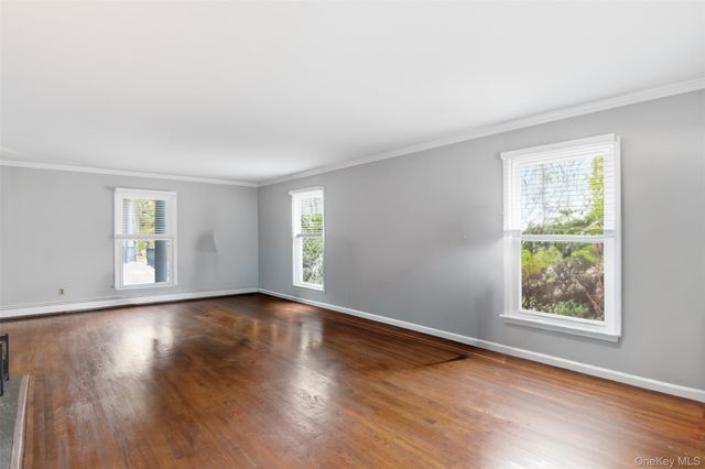7 E Gate Lane, Setauket, NY 11733