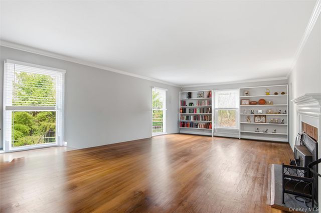 7 E Gate Lane, Setauket, NY 11733