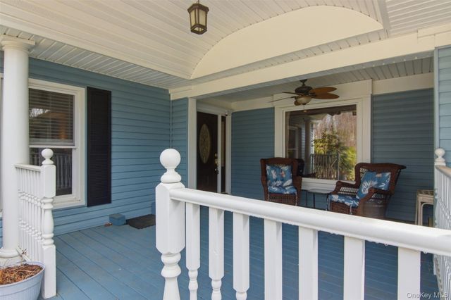 7 E Gate Lane, Setauket, NY 11733