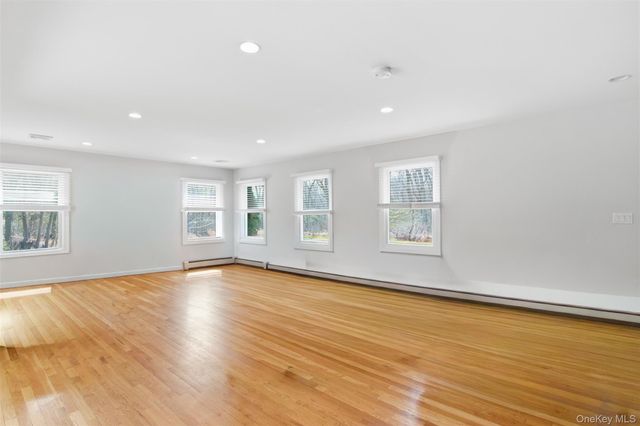 7 E Gate Lane, Setauket, NY 11733