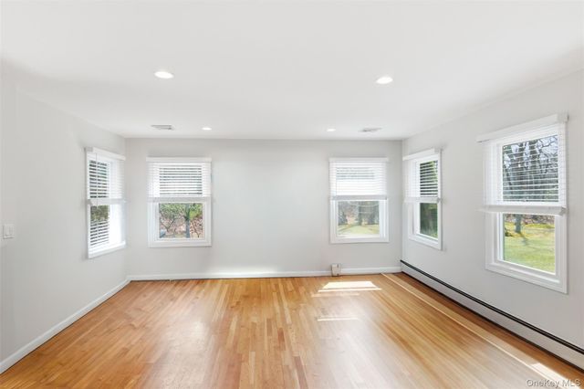 7 E Gate Lane, Setauket, NY 11733