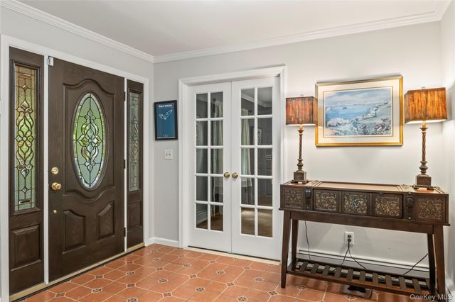 7 E Gate Lane, Setauket, NY 11733