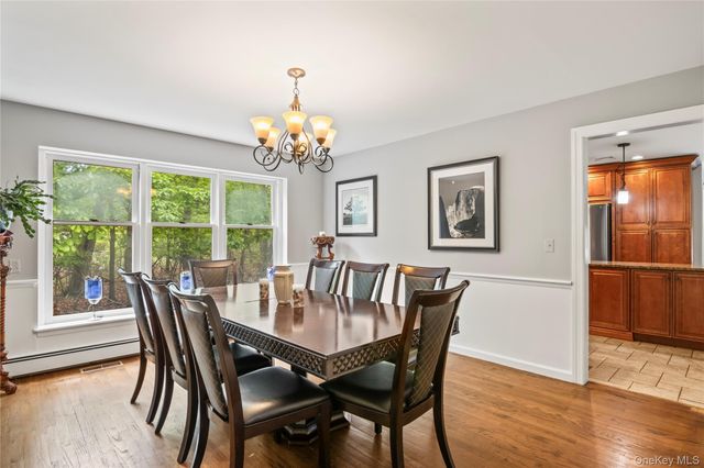 7 E Gate Lane, Setauket, NY 11733