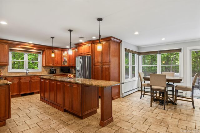 7 E Gate Lane, Setauket, NY 11733