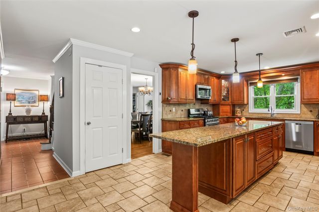 7 E Gate Lane, Setauket, NY 11733