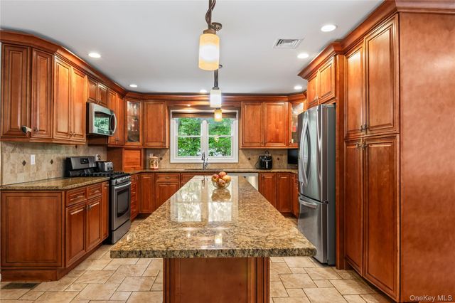 7 E Gate Lane, Setauket, NY 11733