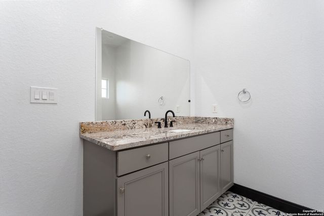 128 HIDDEN RANCH CT, Floresville, TX 78114