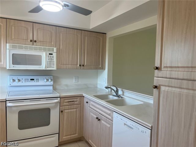 7402 Lake Breeze DR 202, Fort Myers, FL 33907