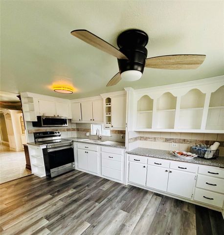 401 N 11th Street, West Columbia, TX 77486