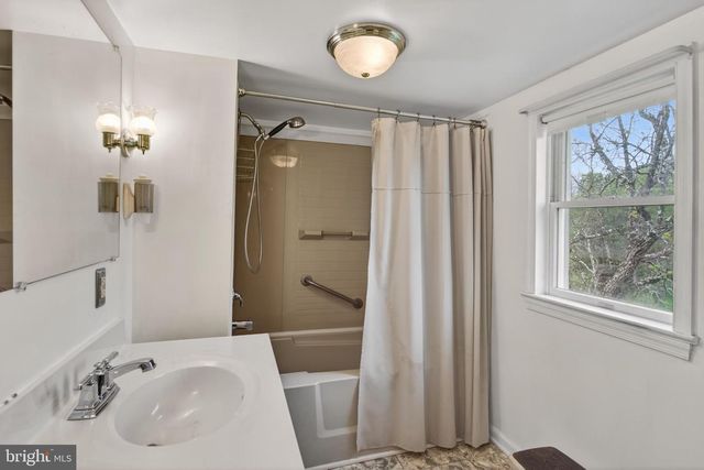 7051 WINCHESTER GRADE RD, Berkeley Springs, WV 25411