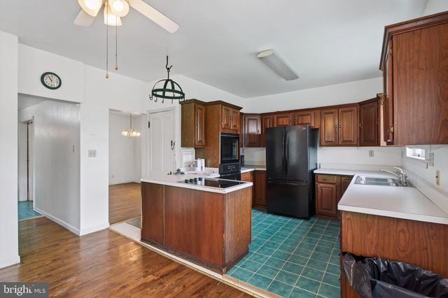 7051 WINCHESTER GRADE RD, Berkeley Springs, WV 25411