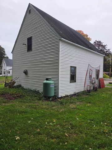5 Whittier Street, Newton, NH 03858