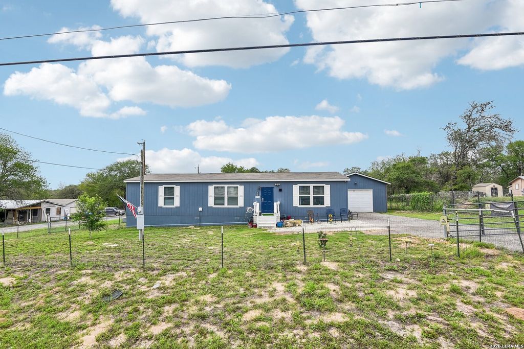4103 WATERWOOD PASS DR, Elmendorf, TX 78112