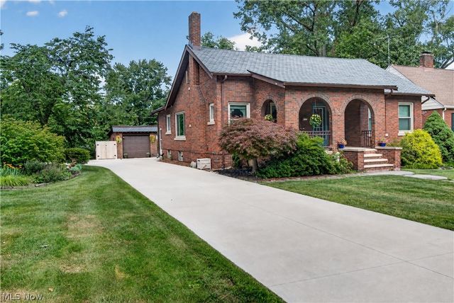 156 Woodhill Drive, Amherst, OH 44001