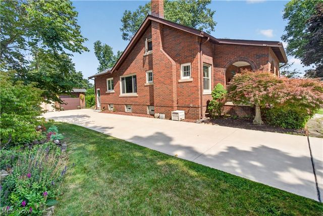156 Woodhill Drive, Amherst, OH 44001