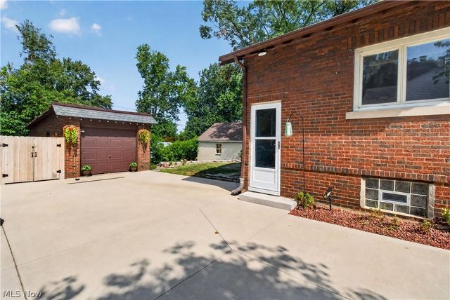156 Woodhill Drive, Amherst, OH 44001