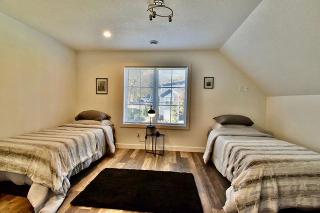 1022 Gardner Street E, Wayzata, MN 55391