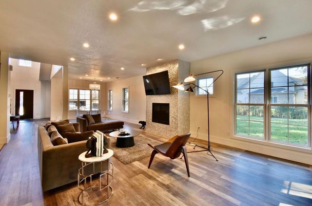 1022 Gardner Street E, Wayzata, MN 55391