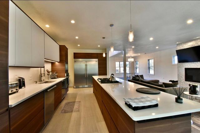 1022 Gardner Street E, Wayzata, MN 55391