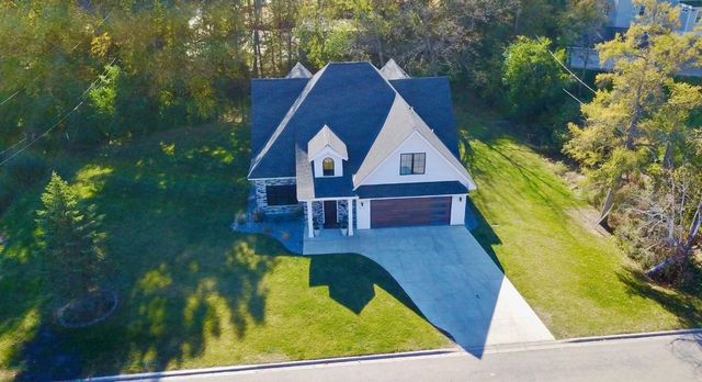 1022 Gardner Street E, Wayzata, MN 55391