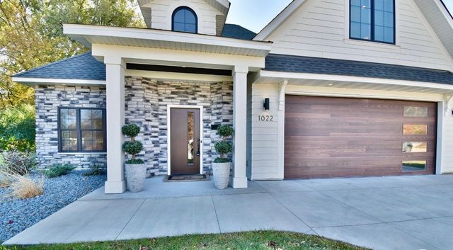 1022 Gardner Street E, Wayzata, MN 55391