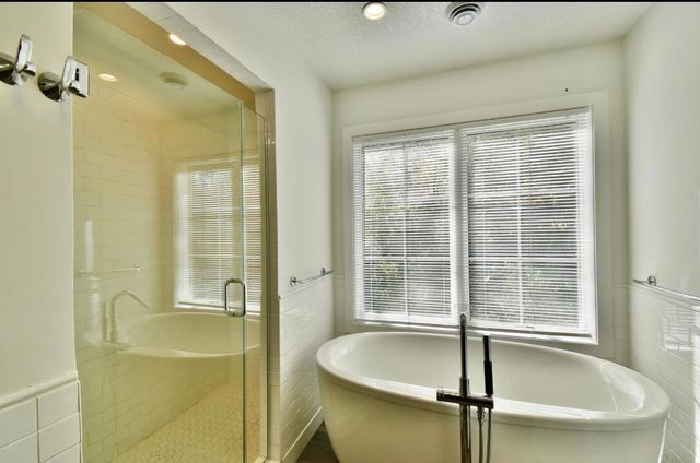 1022 Gardner Street E, Wayzata, MN 55391