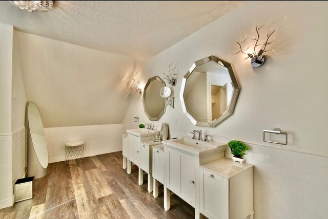 1022 Gardner Street E, Wayzata, MN 55391