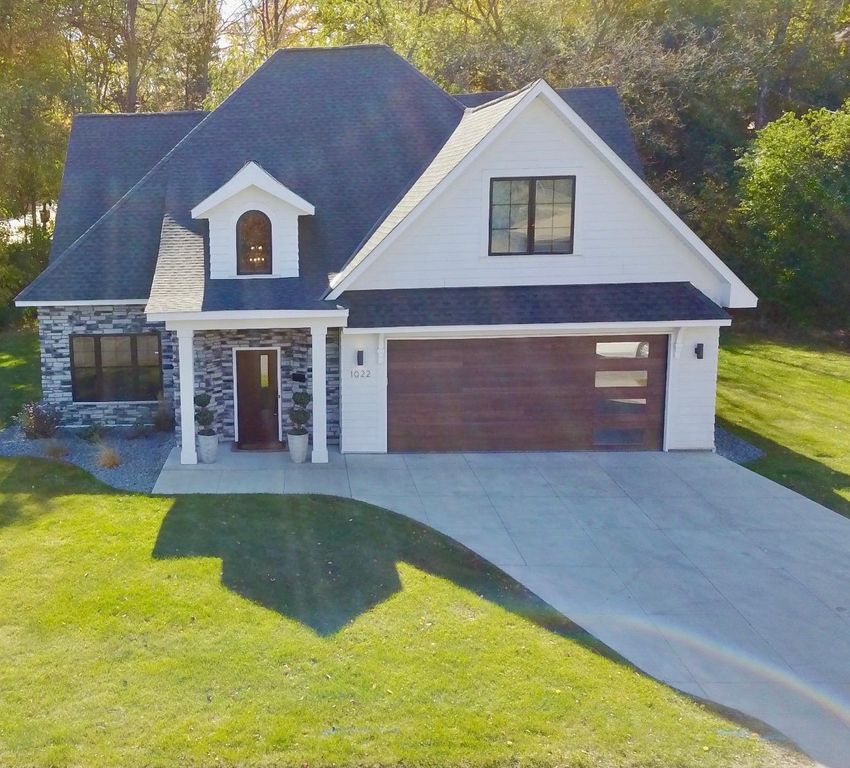 1022 Gardner Street E, Wayzata, MN 55391