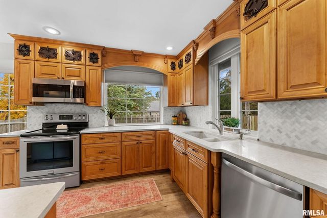 1025 CRESCENT Drive, Clinton, IA 52732