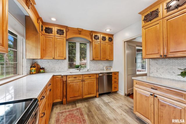 1025 CRESCENT Drive, Clinton, IA 52732