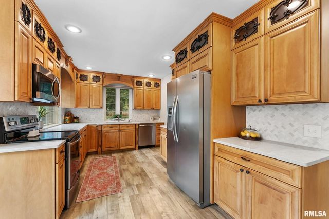 1025 CRESCENT Drive, Clinton, IA 52732