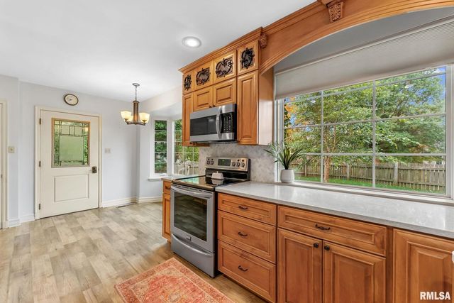 1025 CRESCENT Drive, Clinton, IA 52732