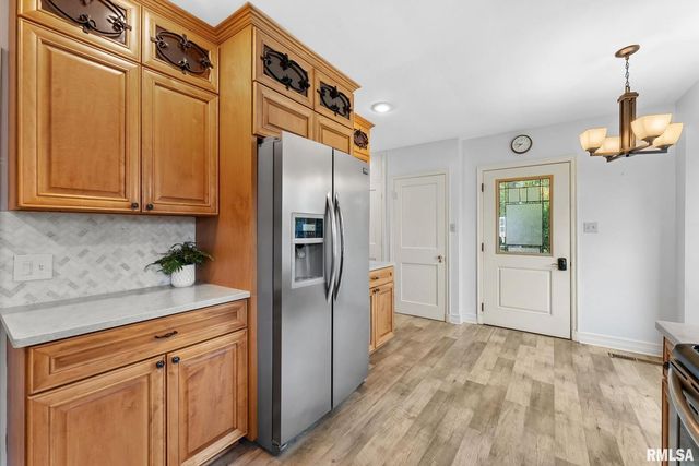 1025 CRESCENT Drive, Clinton, IA 52732