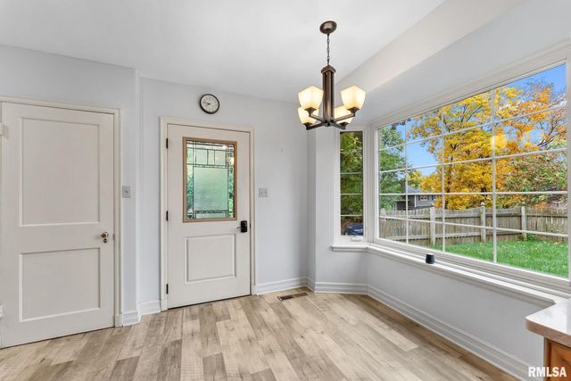 1025 CRESCENT Drive, Clinton, IA 52732