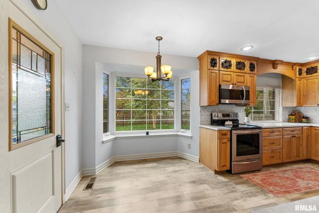 1025 CRESCENT Drive, Clinton, IA 52732