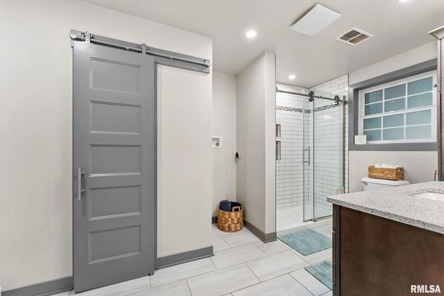 1025 CRESCENT Drive, Clinton, IA 52732