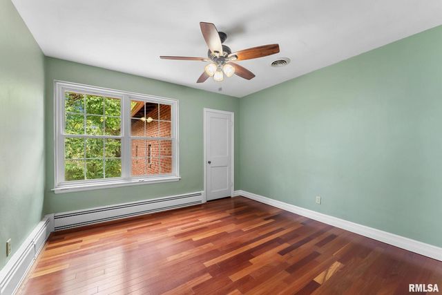 1025 CRESCENT Drive, Clinton, IA 52732