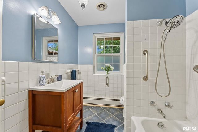 1025 CRESCENT Drive, Clinton, IA 52732