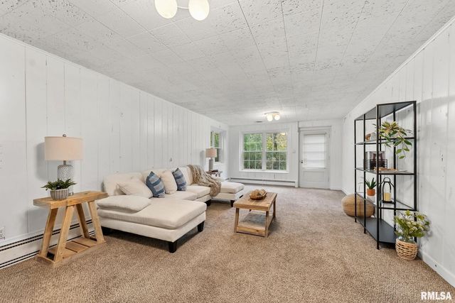 1025 CRESCENT Drive, Clinton, IA 52732