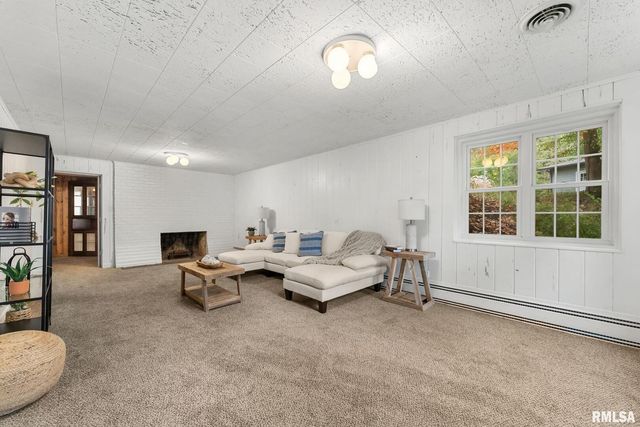 1025 CRESCENT Drive, Clinton, IA 52732