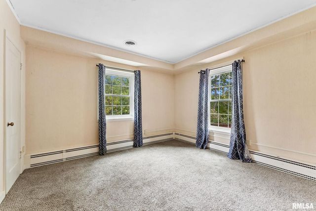 1025 CRESCENT Drive, Clinton, IA 52732