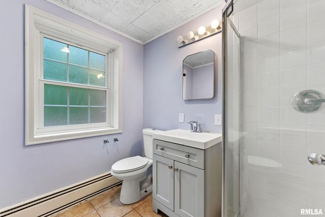 1025 CRESCENT Drive, Clinton, IA 52732