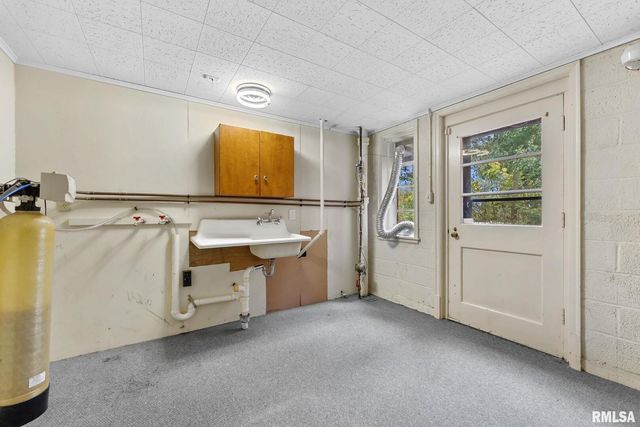 1025 CRESCENT Drive, Clinton, IA 52732