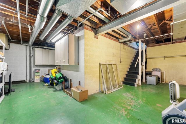 1025 CRESCENT Drive, Clinton, IA 52732