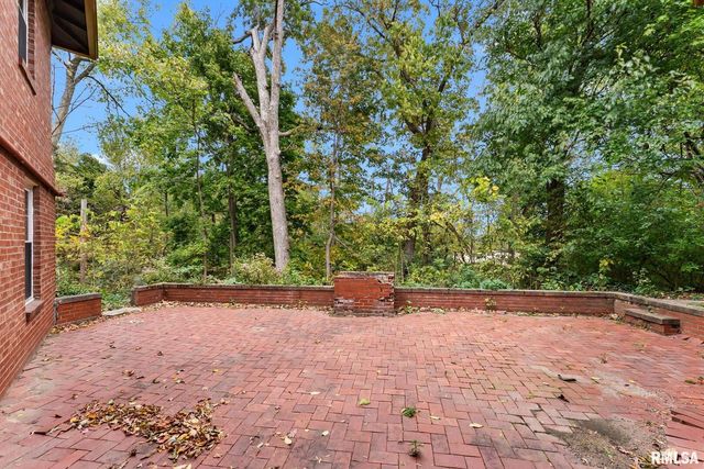 1025 CRESCENT Drive, Clinton, IA 52732