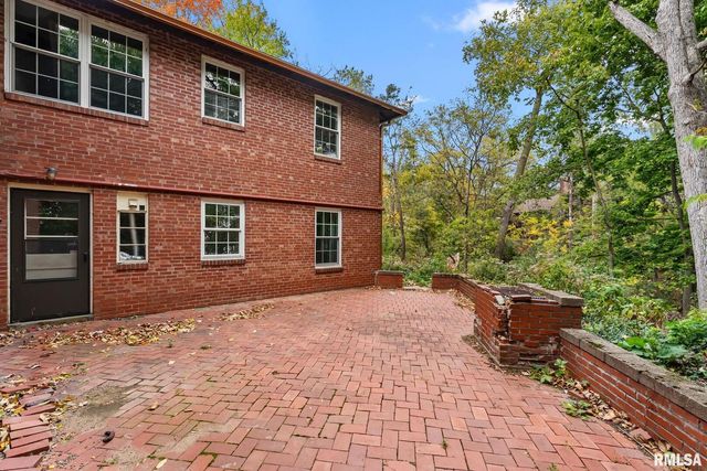 1025 CRESCENT Drive, Clinton, IA 52732