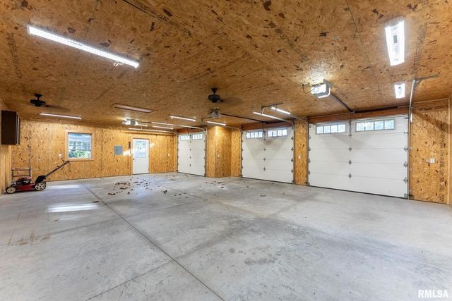 1025 CRESCENT Drive, Clinton, IA 52732