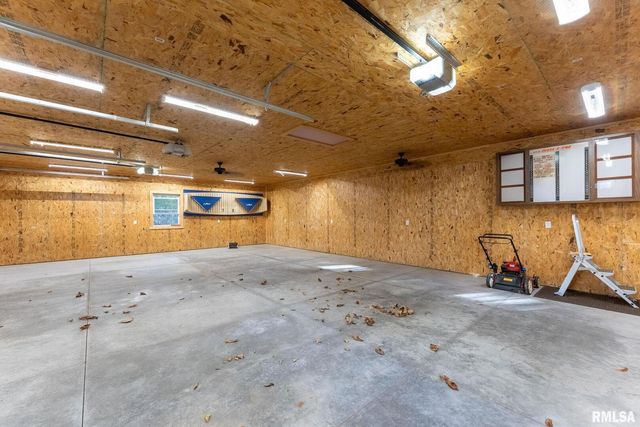 1025 CRESCENT Drive, Clinton, IA 52732