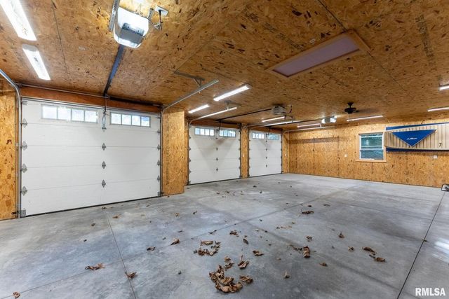 1025 CRESCENT Drive, Clinton, IA 52732