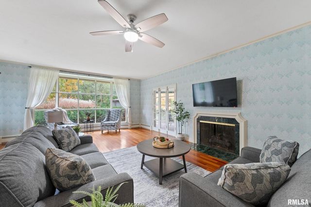 1025 CRESCENT Drive, Clinton, IA 52732